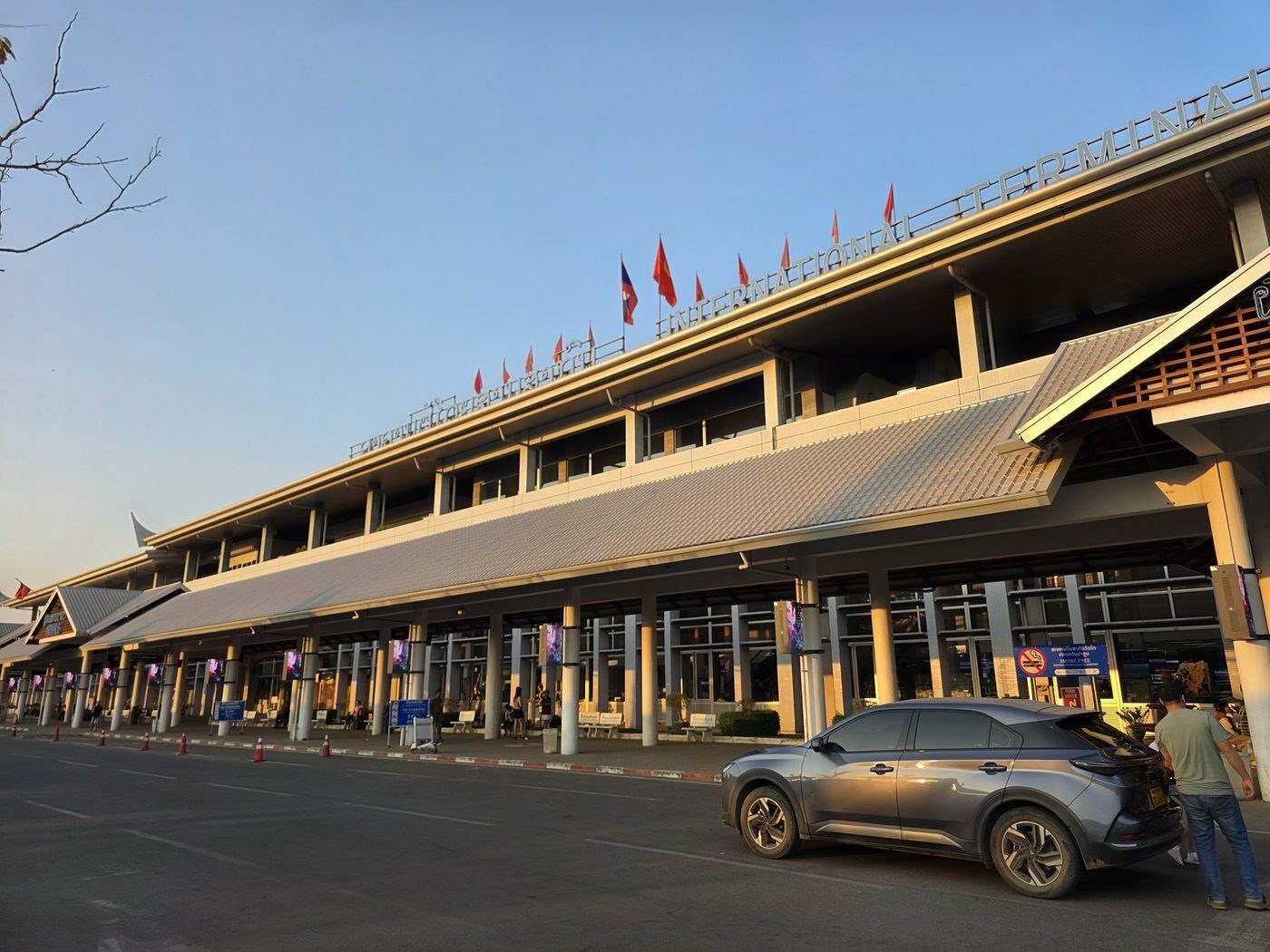 라오스 비엔티안 왓따이 국제공항 청사 앞, 도착 후 픽업 차량이 서는 곳
