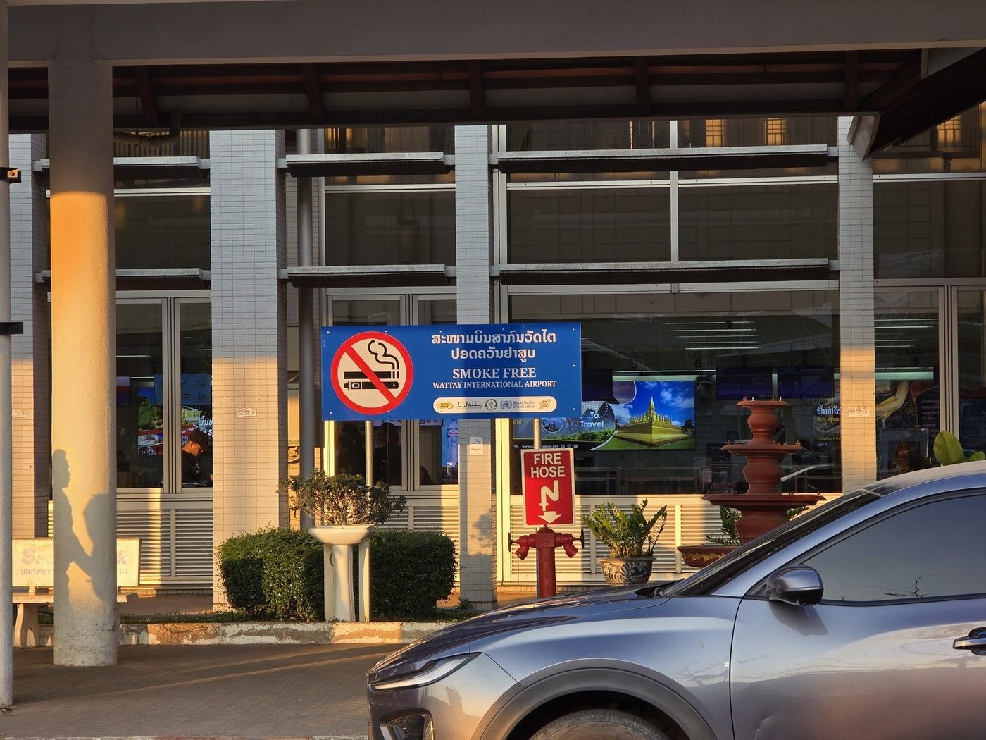 비엔티안 왓따이 공항 도착층 출구, 픽업 기사 대기 장소