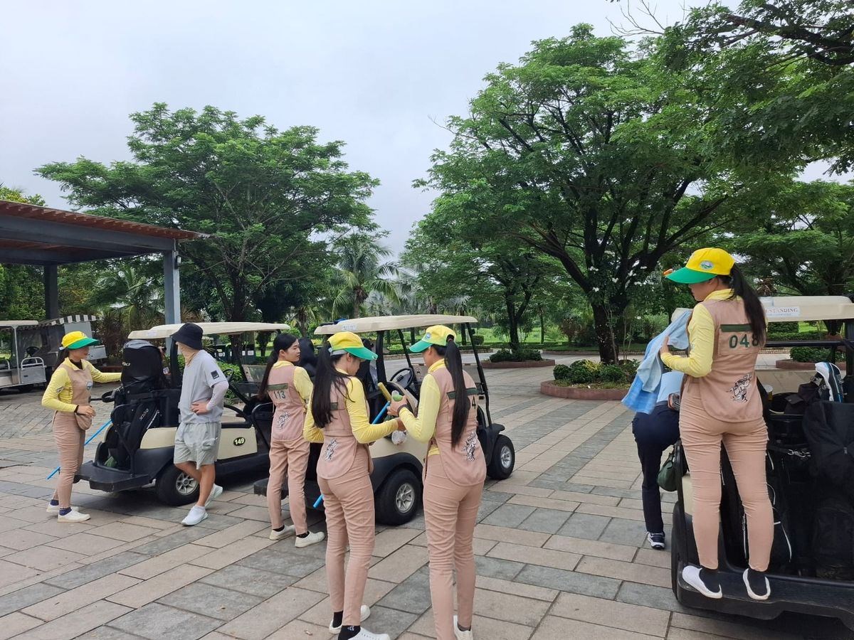 롱비엔 골프장 유니폼을 입은 캐디들, 라오스 비엔티안