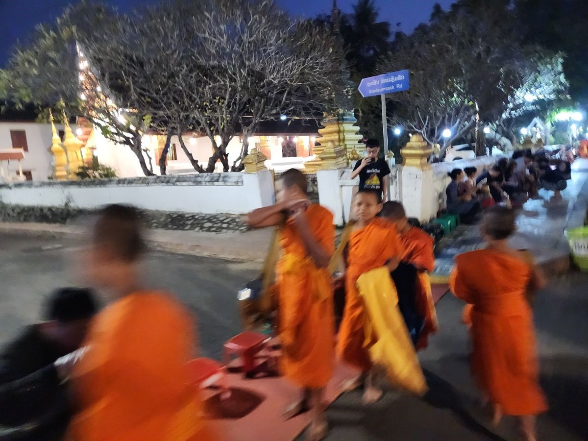 루앙프라방 새벽 탁발, 주황 승복 스님 행렬