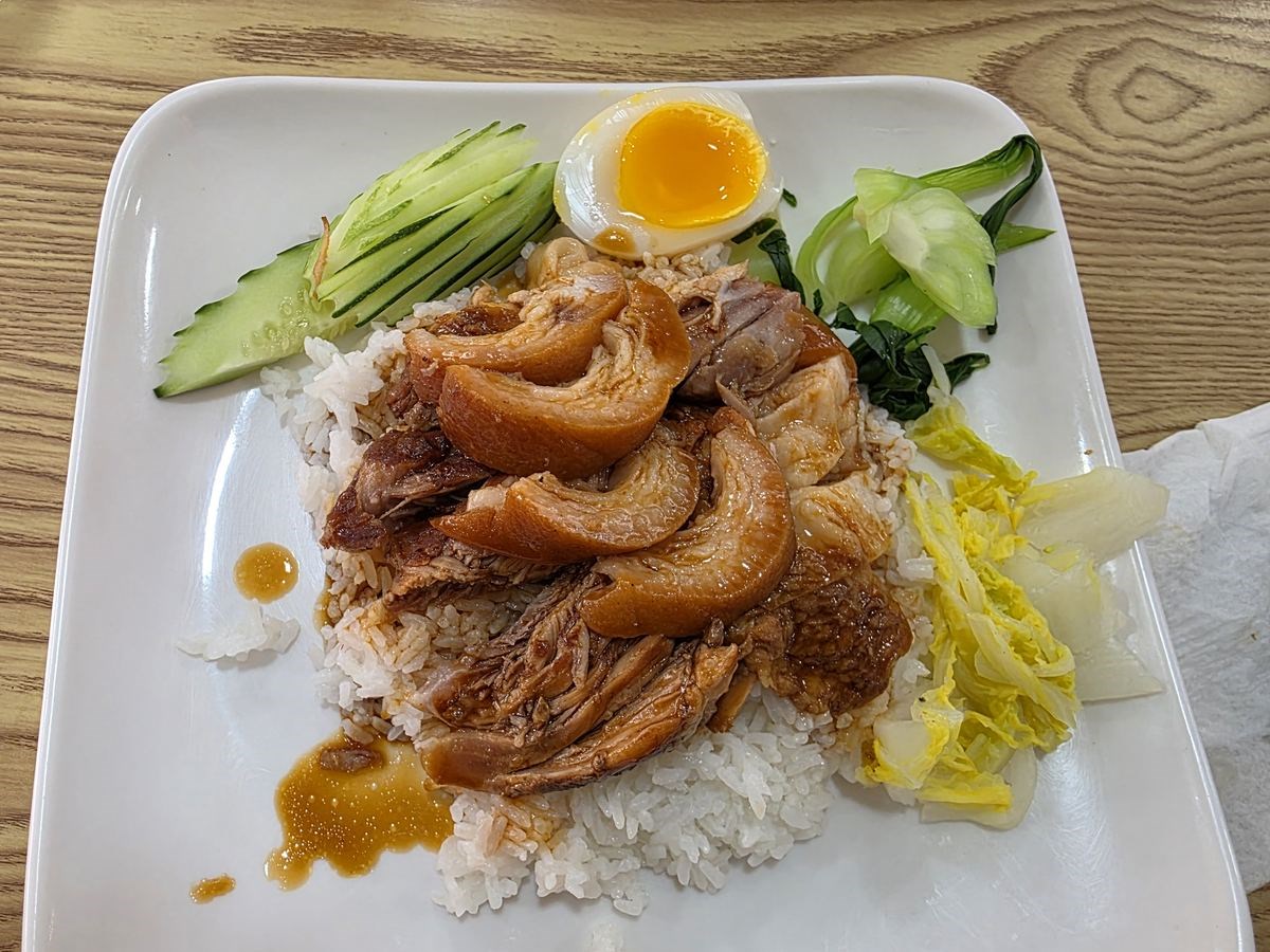 라오스 현지 식당 카오카무, 돼지 족 조림 덮밥과 삶은 달걀