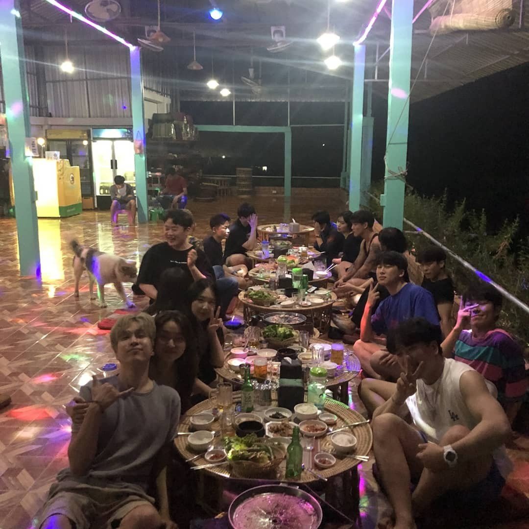 방비엥 청춘파티 삼겹살과 비어라오 - 블루게스트하우스