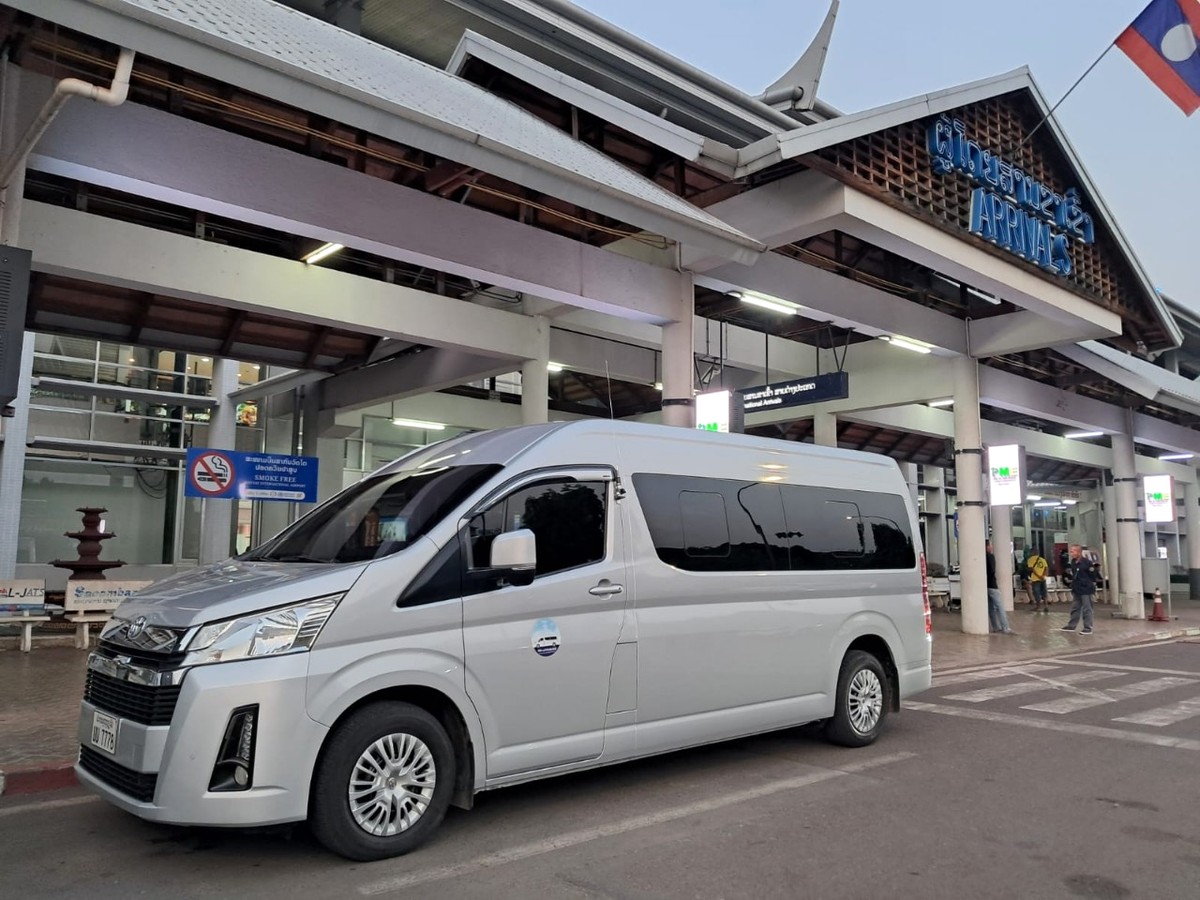라오스 왓따이 공항 앞 블루투어 15인승 전용 밴