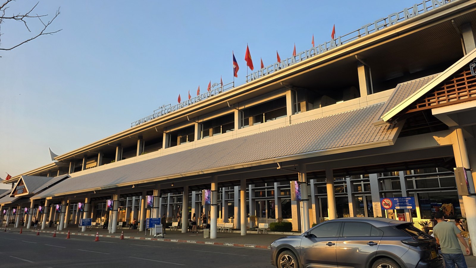 라오스 비엔티안 왓타이 국제공항 도착층 앞, 전세밴 미팅 장소
