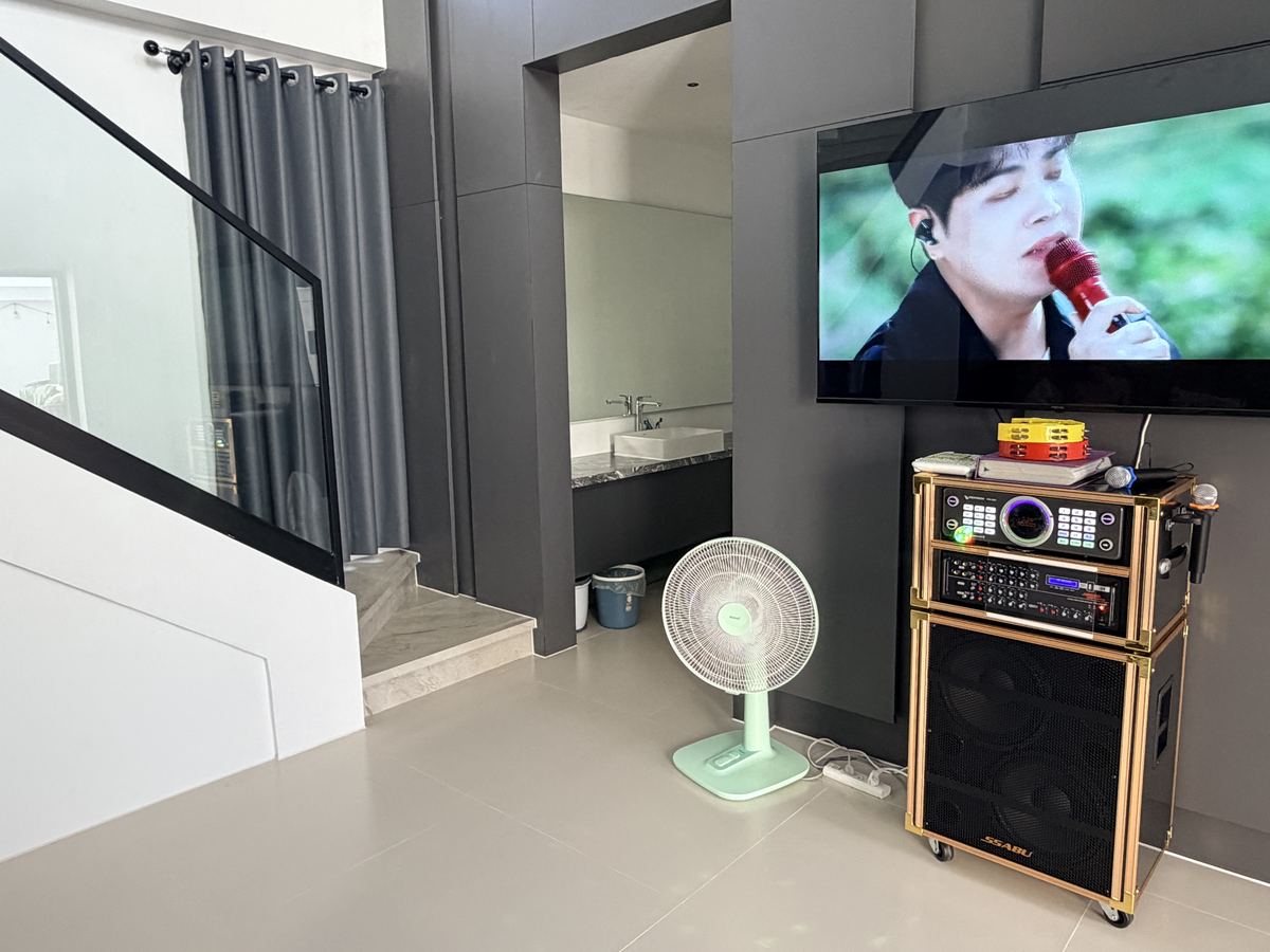 라비엔나 풀빌라 노래방 기계